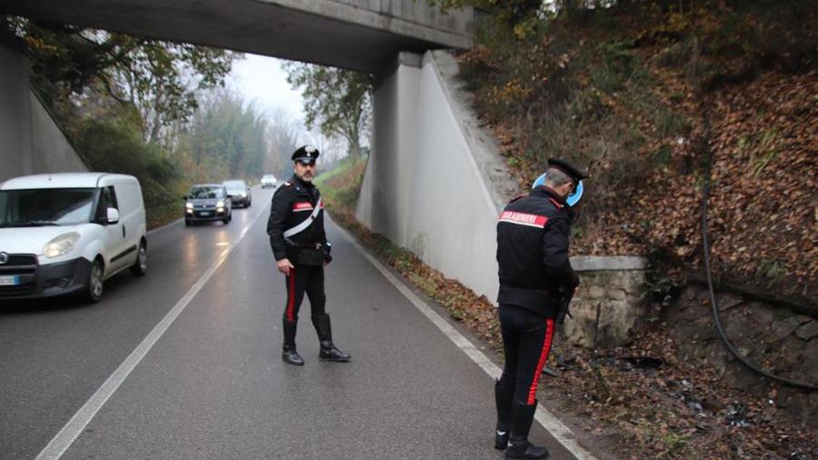 
	I carabinieri sul luogo dell&#39;incidente e il palo piegato dall&#39;impatto con l&#39;auto dei ragazzi

