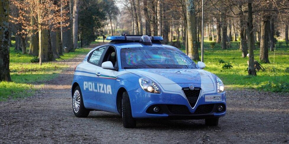 Ruba un telefono, poi si pente e indica alla polizia dove lo aveva nascosto