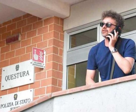 Simone Ceri, il giorno successivo ai fatti di Roselle in cui era coinvolto insieme a Riccardo Ciani e Marietto Titino Moni, e Thomas Tenci (il custode del campo): qui è fuori dagli uffici della questura i (foto Agenzia Bf)