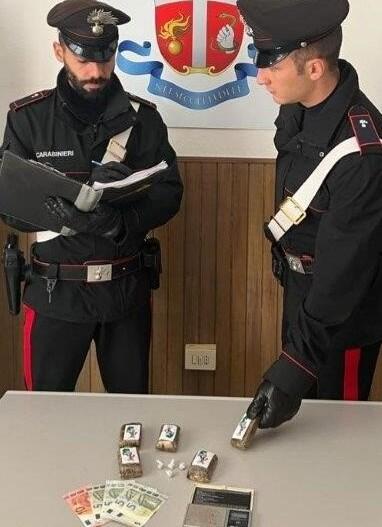 Nella foto, i carabinieri con la droga sequestrata in casa del giovane 15enne