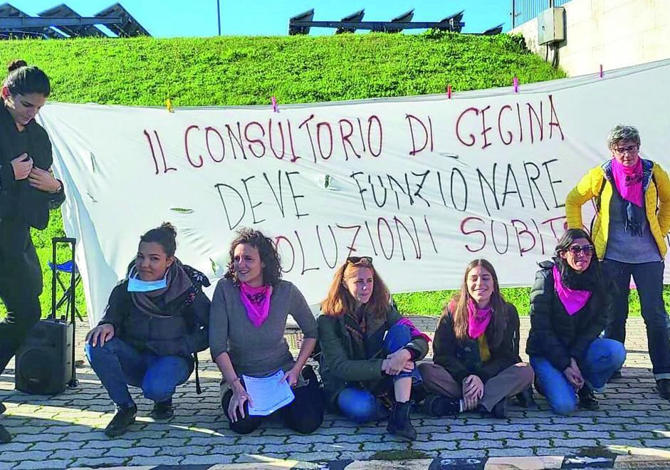 La protesta per la riapertura del consultorio