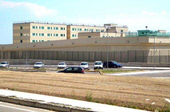 Due agenti di polizia penitenziaria aggrediti con un estintore a Sassari