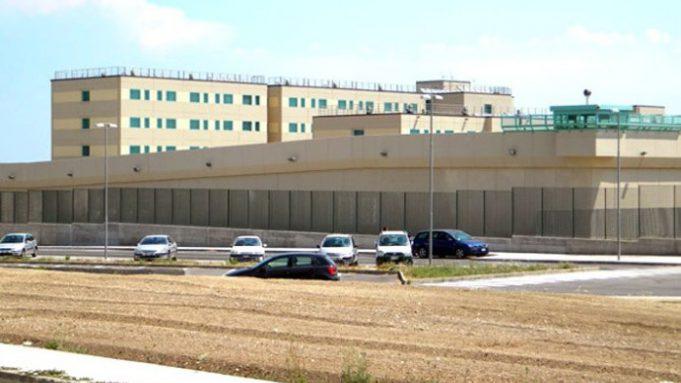 Due agenti di polizia penitenziaria aggrediti con un estintore a Sassari