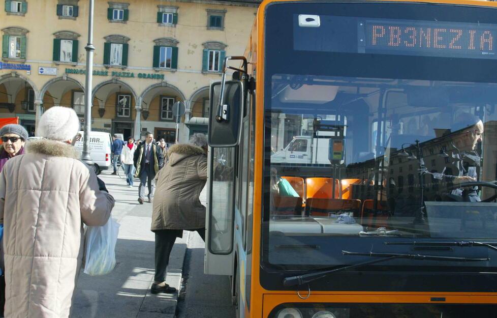 «Faccia il biglietto o scenda». Invalido cacciato dal bus in via Grande