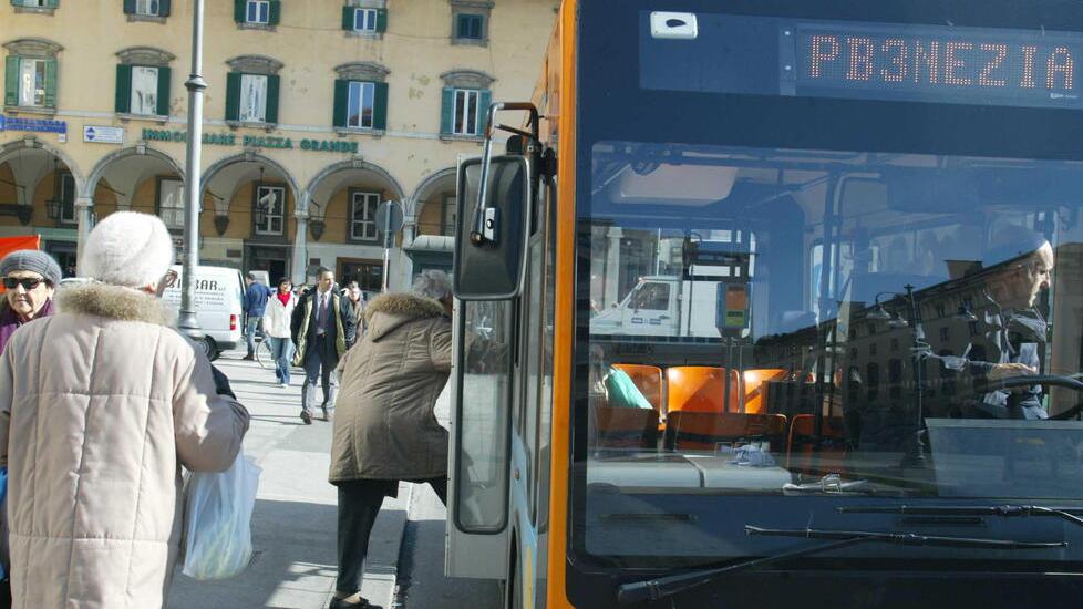 «Faccia il biglietto o scenda». Invalido cacciato dal bus in via Grande