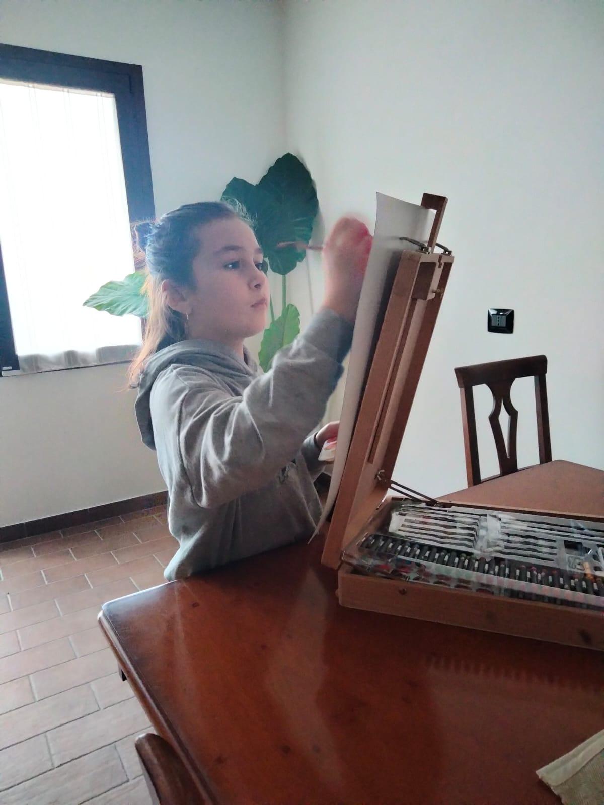 Bimba vende i suoi disegni per aiutare i nonni del paese