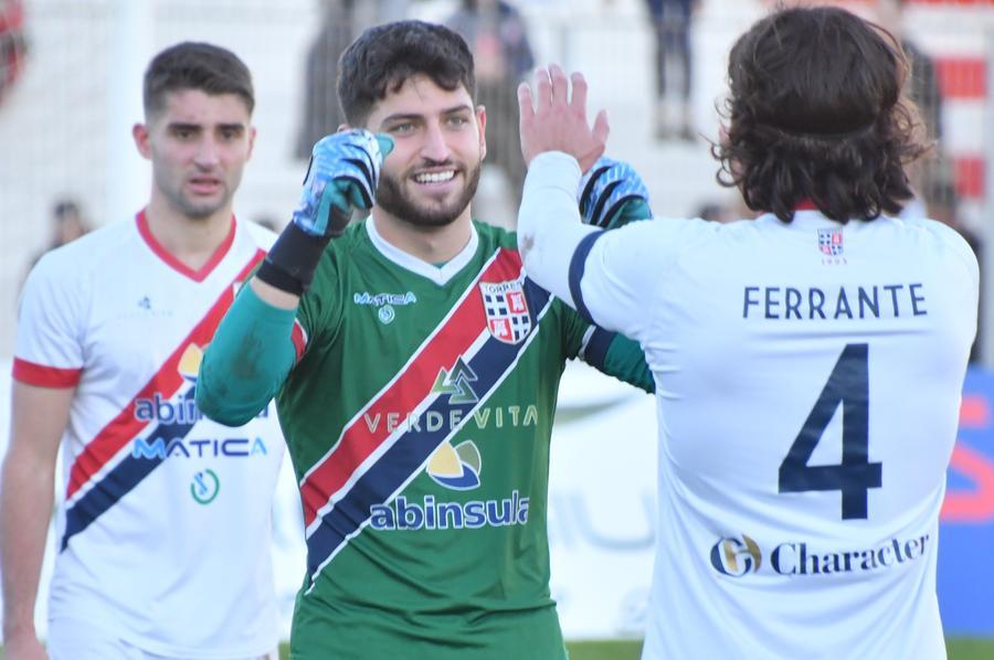 Alessio Salvato festeggiato dai compagni