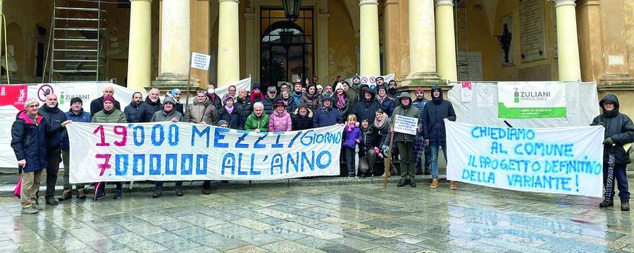 In piazza per la nascita della via Emilia Bis. «Noi dimenticati dalla “città delle persone”»