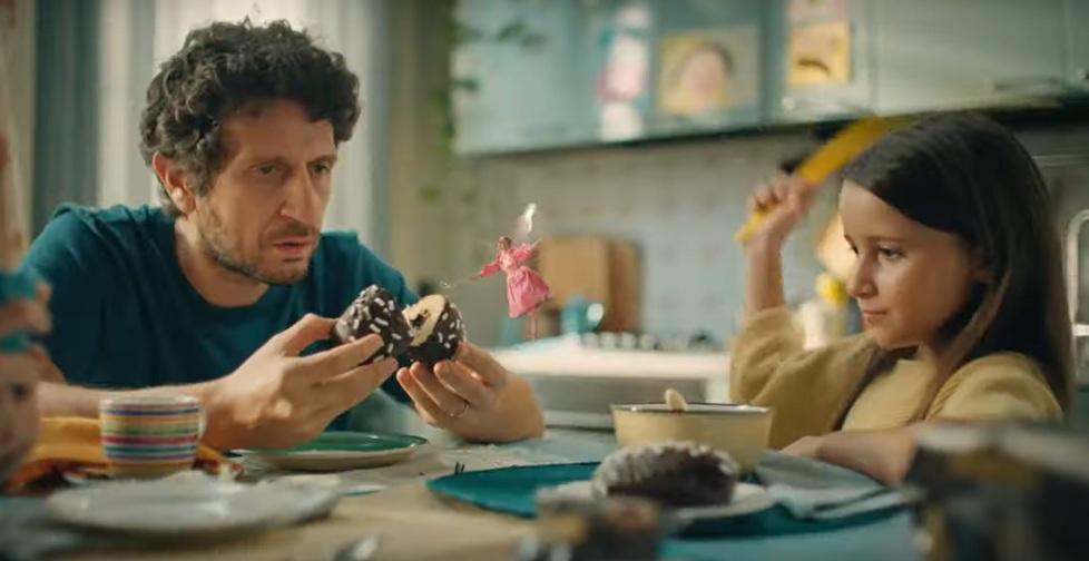 La merendina e il femminicidio: lo spot con la fatina schiacciata dalla bimba divide
