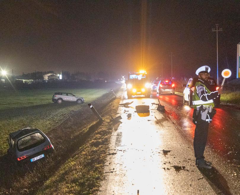 Modena Frontale sul Canaletto, auto nel fosso