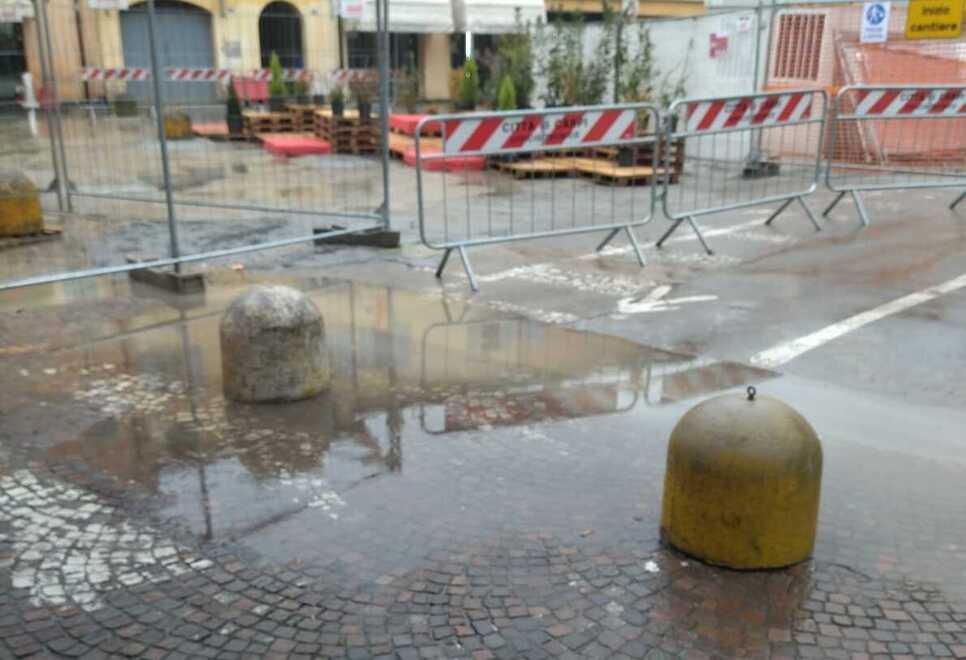Carpi, corso Roma diventa anche un acquitrino: «Cantiere fermo, ma se piove è un disastro» 
