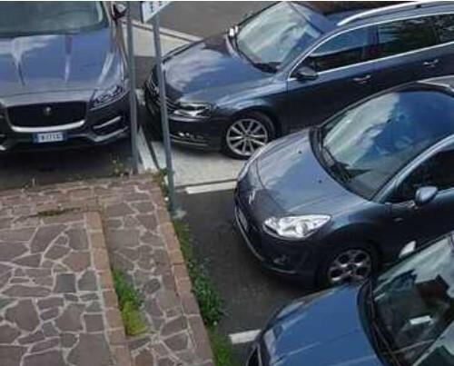 Maranello. Il caos parcheggi arriva in Consiglio «Da anni si assiste a sosta selvaggia» 