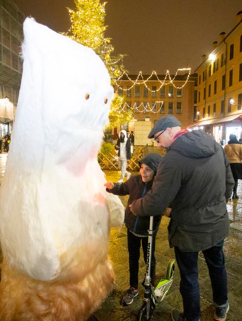 Natale a Modena. Quei nove yeti bianchi tutti da abbracciare in piazza XX Settembre
