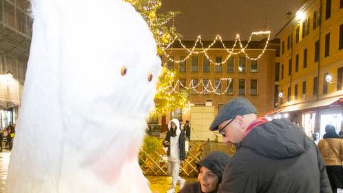 Natale a Modena. Quei nove yeti bianchi tutti da abbracciare in piazza XX Settembre