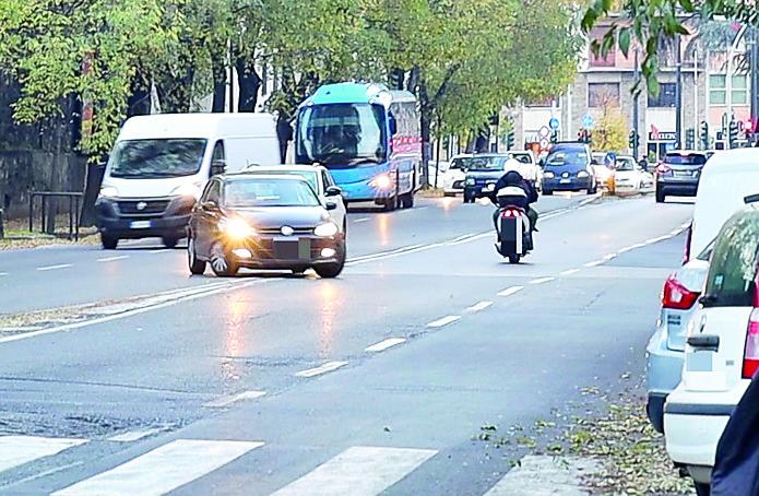 Firenze, inversioni a “u” e velocità folle: percorrere viale Redi fa paura