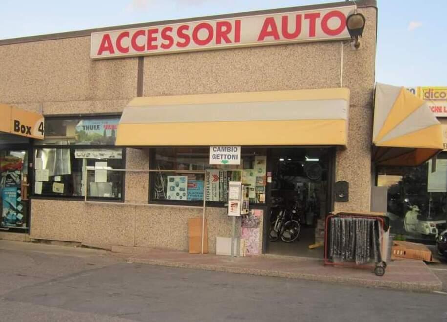 Rosignano, ladri in azione al Lavacar. La titolare: «Non ne possiamo più»