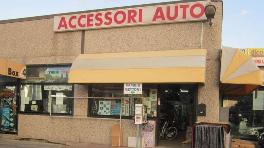Rosignano, ladri in azione al Lavacar. La titolare: «Non ne possiamo più»