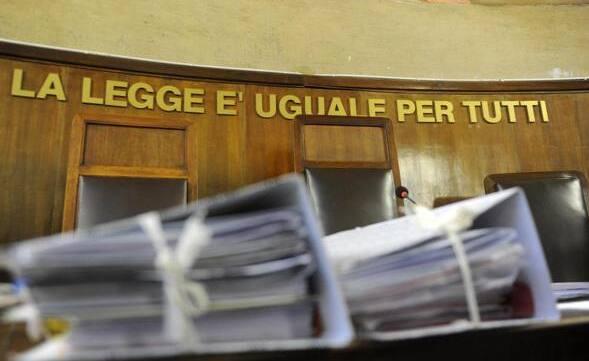 Pisa, maresciallo dell'esercito a processo per le violenze su moglie e figlie