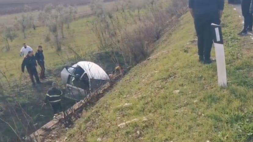 Con l’auto fuori strada a Tuili, grave una donna