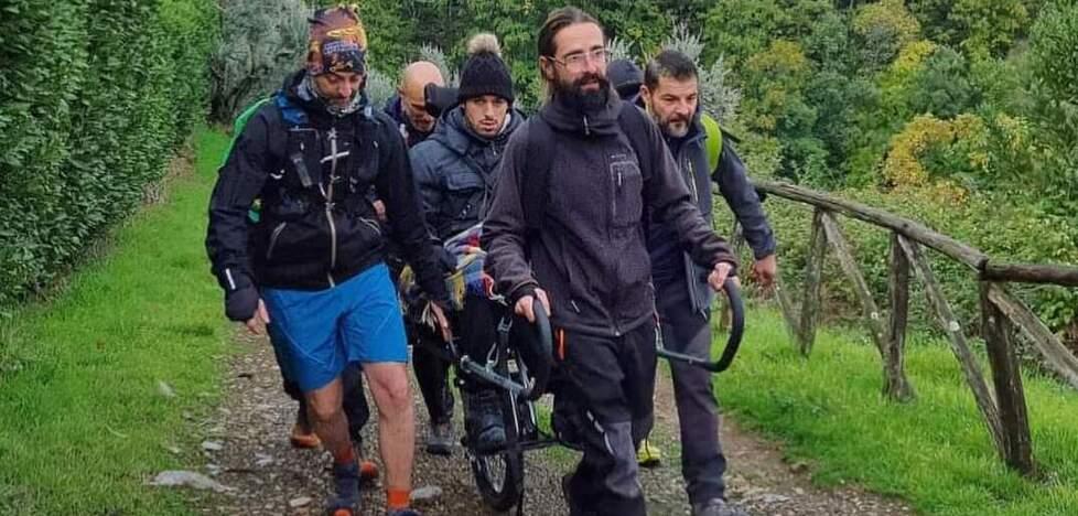 Disabile arriva in vetta a Casa Bastone con la carrozzina. «Per una montagna accessibile a tutti»