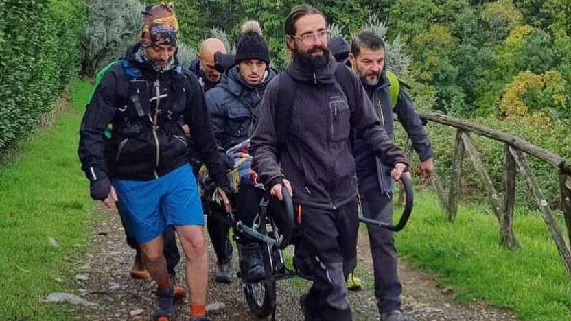 Disabile arriva in vetta a Casa Bastone con la carrozzina. «Per una montagna accessibile a tutti»