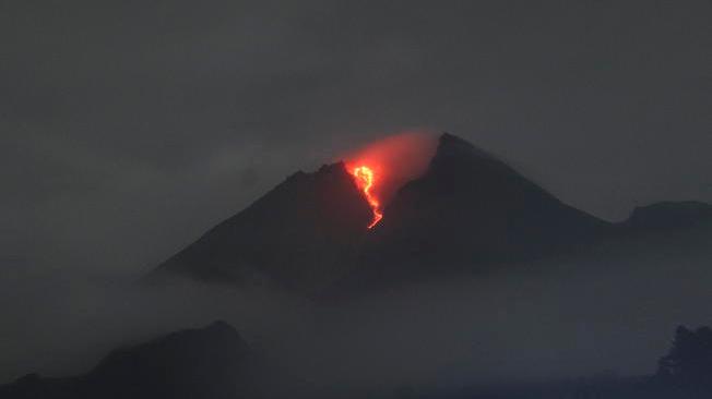 Indonesia, erutta un vulcano: è allarme tsunami in Giappone