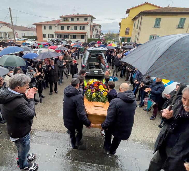 Quarrata, solidarietà e dolore: centinaia di persone per l’addio a Leonardo