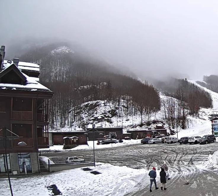 Cade la neve sull’Abetone. Ma il freddo non arriva e gli impianti non aprono