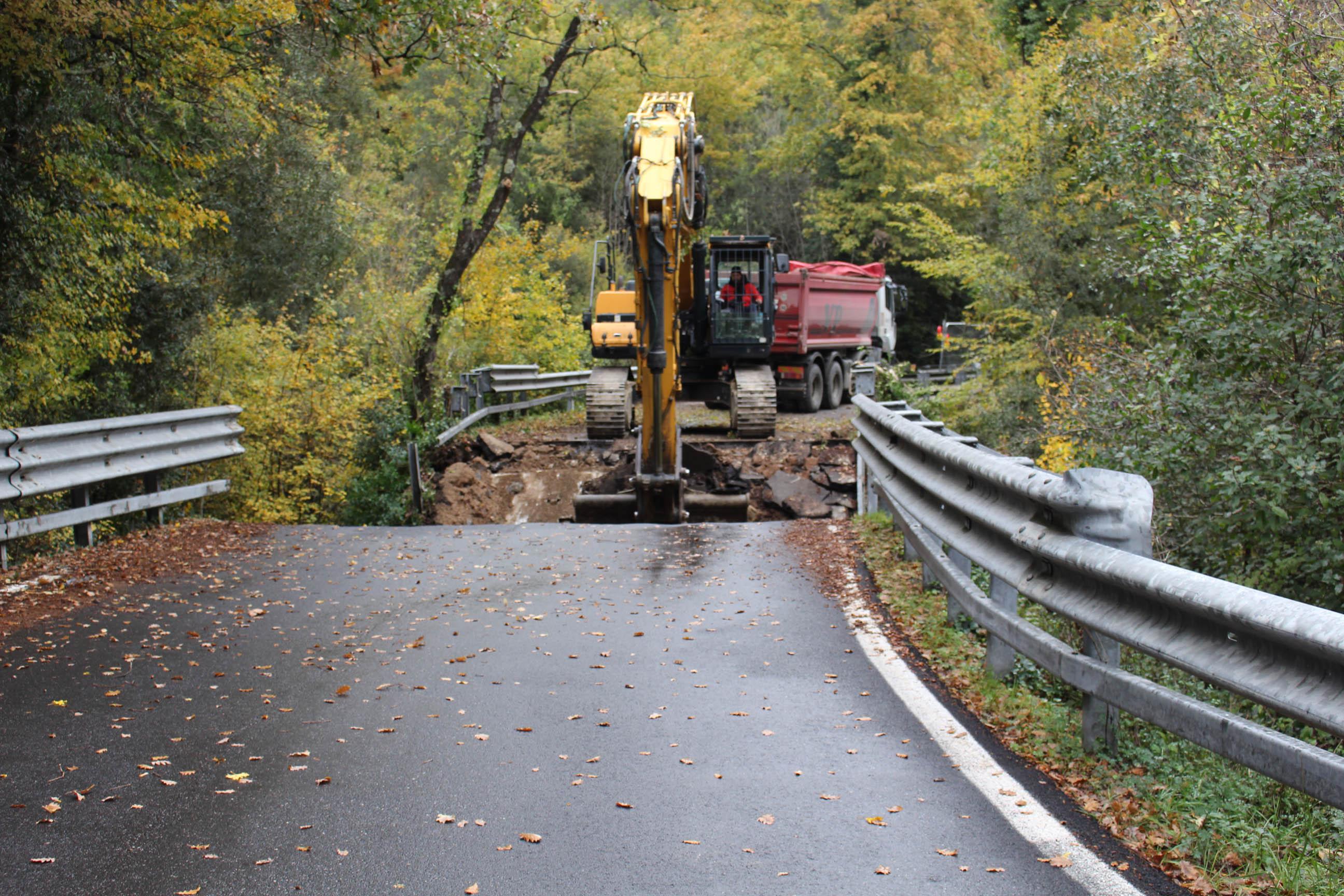 Avviata la demolizione del ponte. Tre mesi per riaprire la strada 329