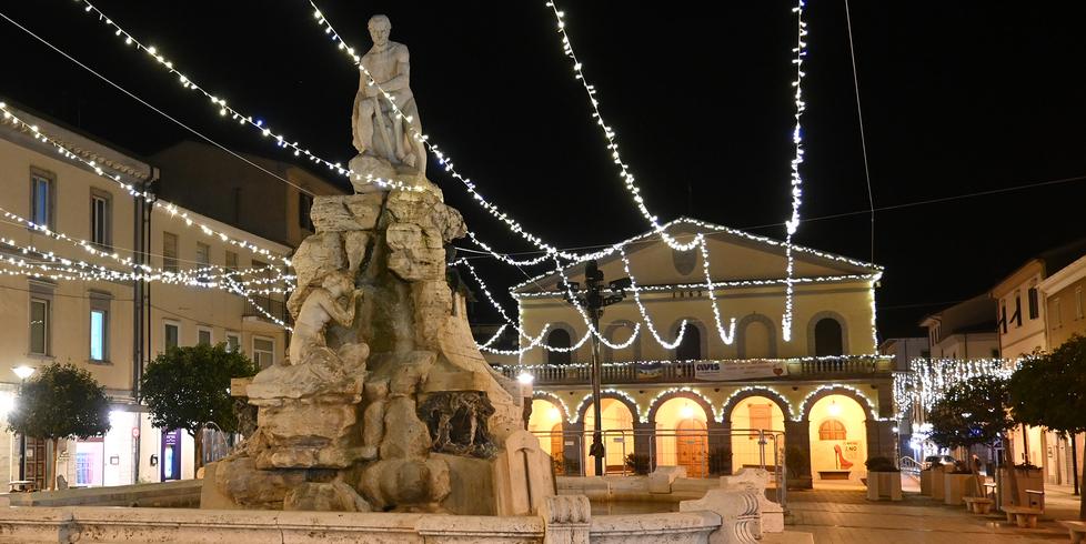 Cecina, ecco la luminaria di Natale: 250 commercianti hanno versato 100 euro
