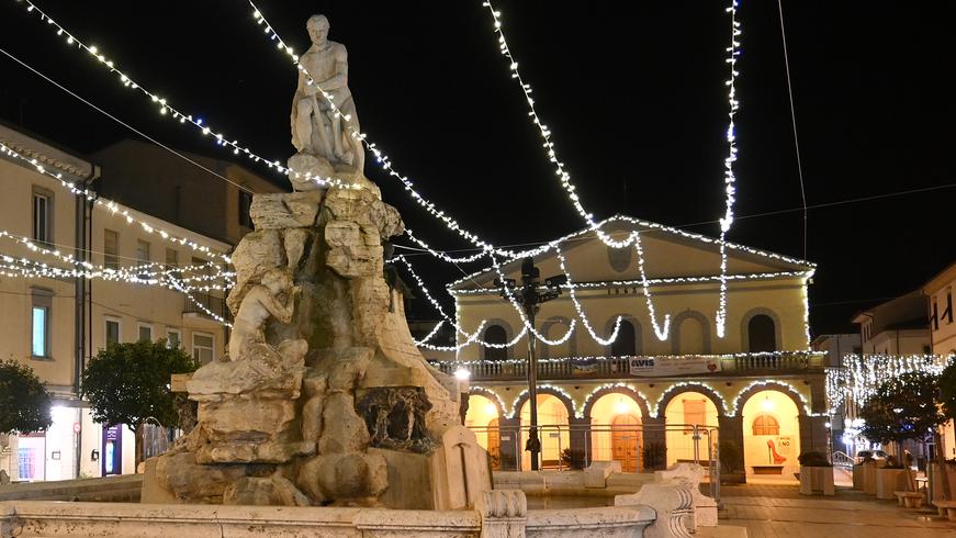 Cecina, ecco la luminaria di Natale: 250 commercianti hanno versato 100 euro