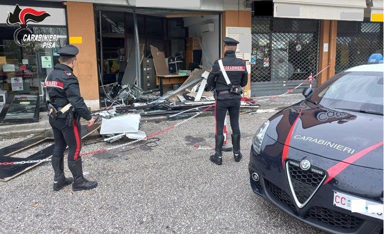 Pisa, fanno saltare il bancomat con il gas