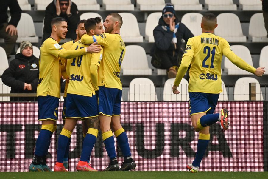 Super Modena da un derby all’altro: in 10 batte la Spal 3 a 2