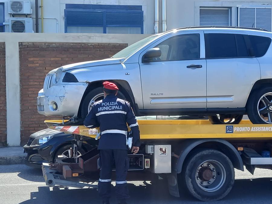 Senza patente alla guida dell’auto, passa col rosso in via Firenze: multato dalla municipale