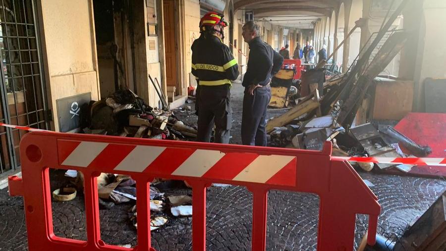 Grosseto, incendio distrugge un negozio di cappelli in piazza Dante – Video