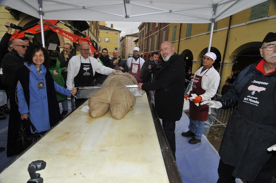 Castelnuovo, oltre duemila persone per degustare SuperZampone e lambrusco con la Pavironica