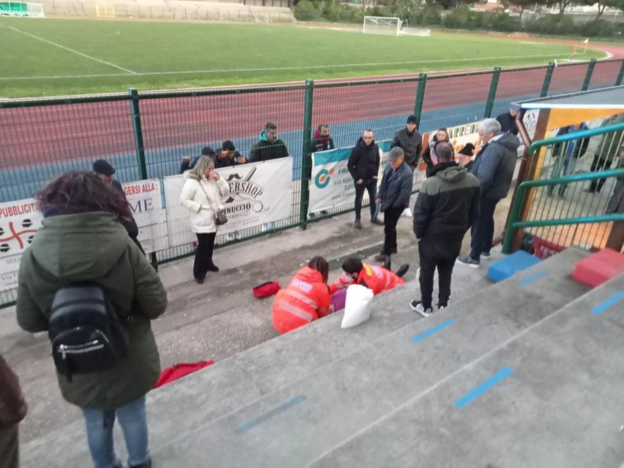 
	Gli operatori del 118 prestano soccorso al tifoso rimasto ferito nella caduta

