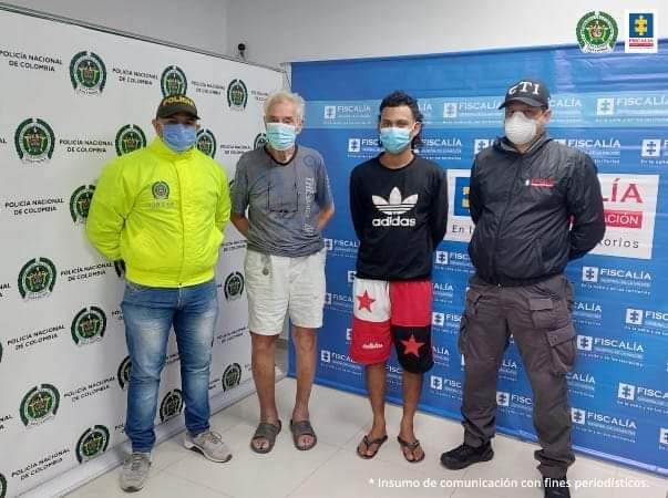 Il livornese Dario Lavoratori, il secondo da sinistra, nella caserma della polizia metropolitana di Cartagena de Indias, in Colombia