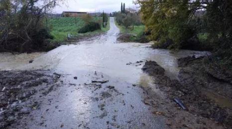 Maltempo, a Saturnia cascatelle del Gorello invase dal fango