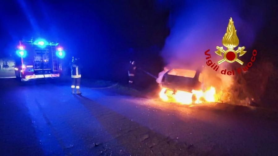 L'auto andata a fuoco