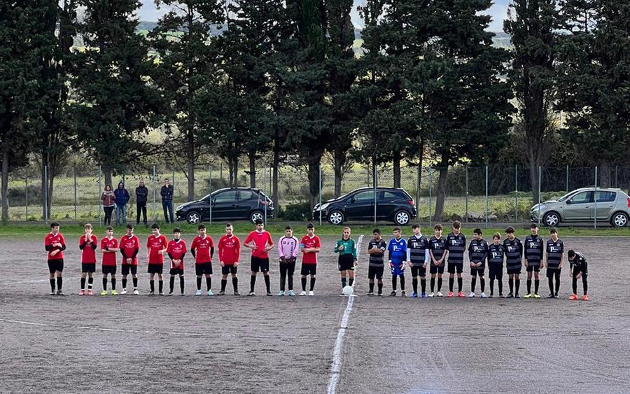 Le due squadre prima del fischio di inizio