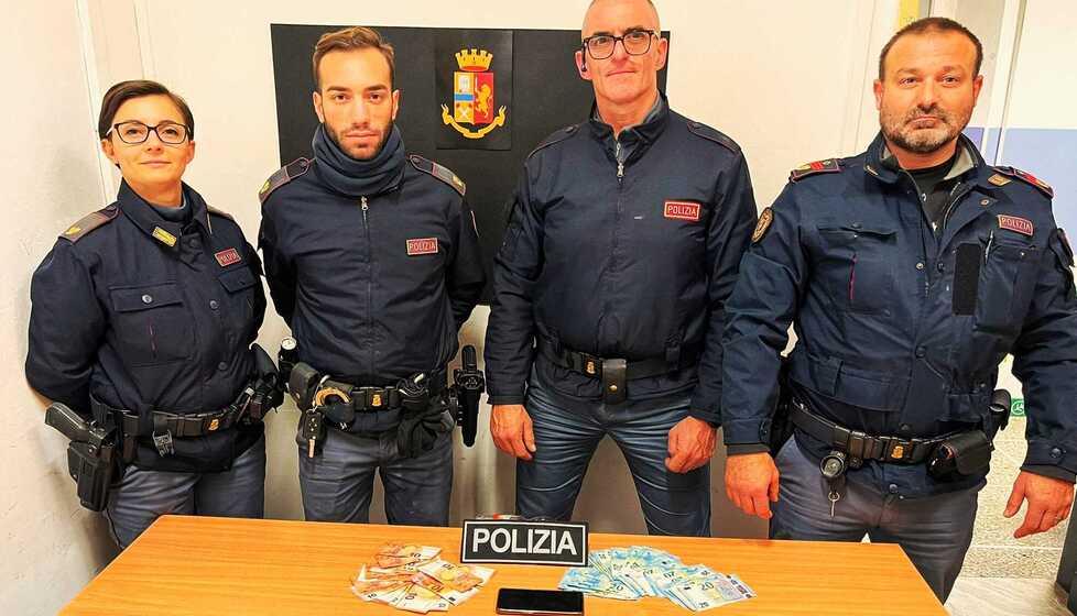 «Non mi spoglio davanti agli uomini», nascondeva sedici dosi di droga negli slip 