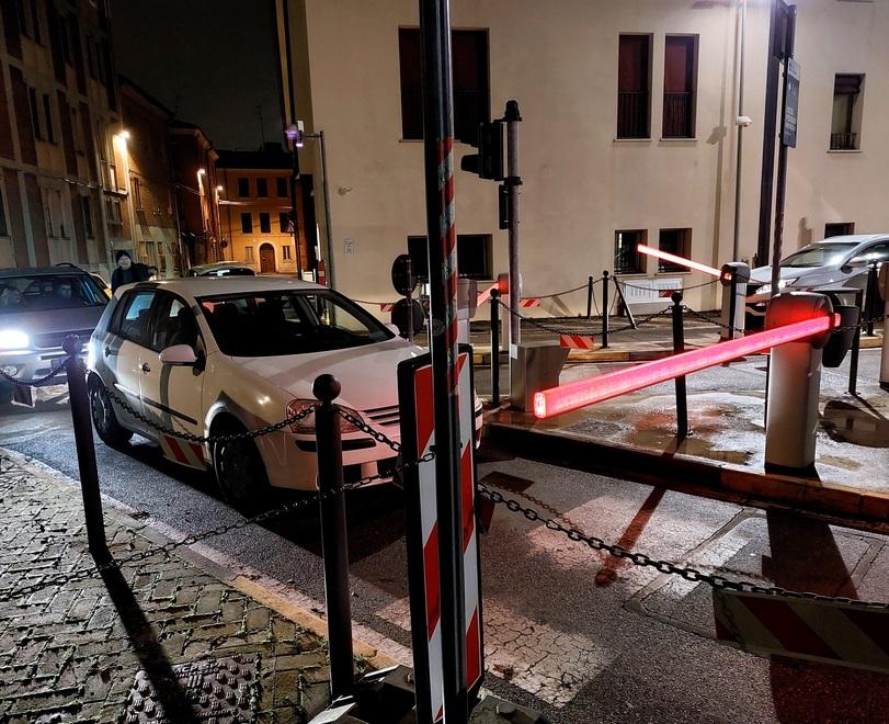 Ferrara, il centro preso d’assalto. Ma è anche caos parcheggi