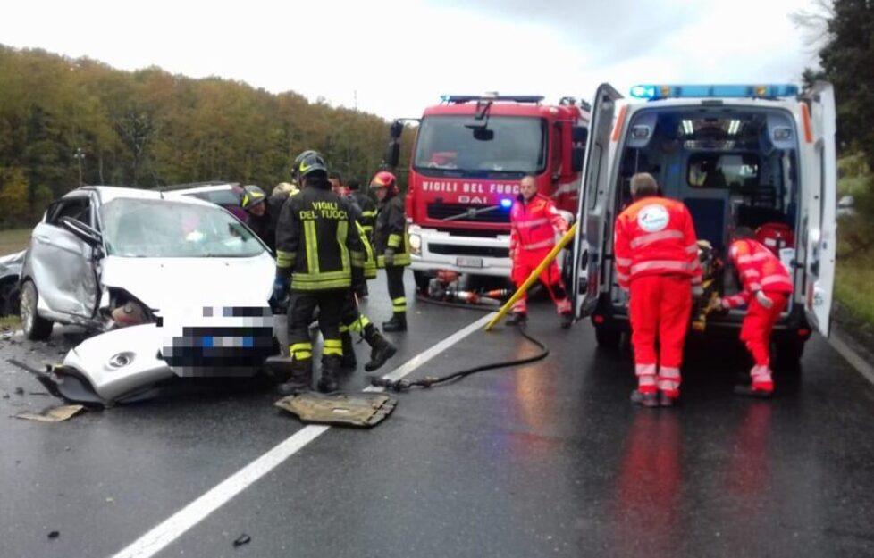 Via delle Sorgenti, quattro incidenti in 24 ore: «Se piove quella striscia d’asfalto è un inferno»