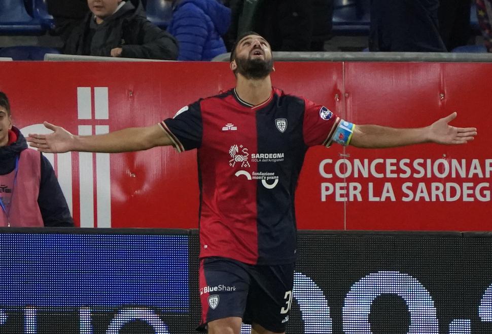 Leo Pavoletti esulta dopo il gol del pareggio contro il Parma