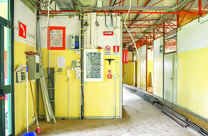 A Firenze, nel cantiere della Dionisi: un viaggio tra amianto e cancelli aperti