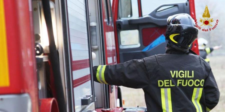 Con l’auto rompe un tubo del gas, provoca la chiusura della strada e scappa: multato