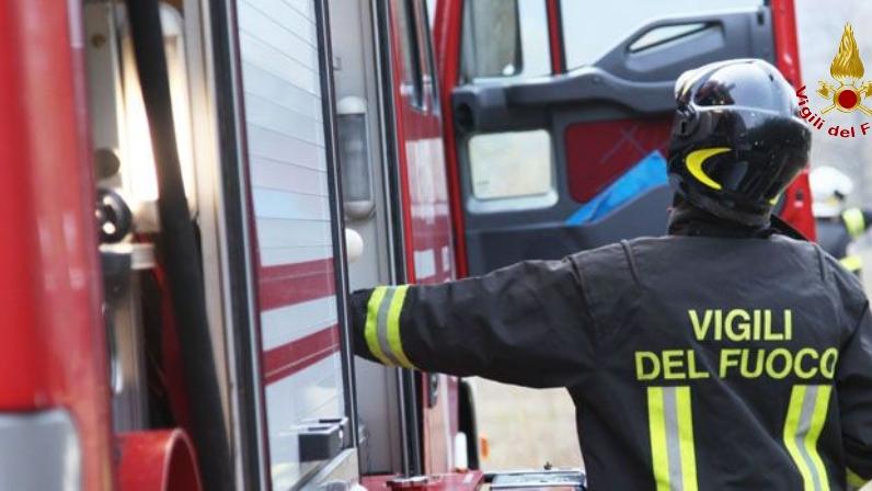 Con l’auto rompe un tubo del gas, provoca la chiusura della strada e scappa: multato