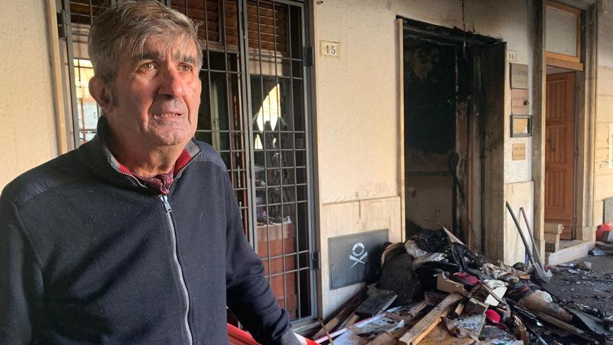 Franco Francioli, il 66enne commerciante e titolare in piazza Dante a Grosseto del negozio di cappelli che era aperto da 51 anni e che è andato distrutto dalle fiamme