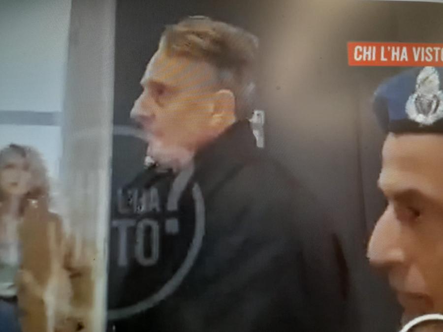 
	Antonio Logli mentre entra in Tribunale a Genova (Facebook "Chi l'ha visto?")

